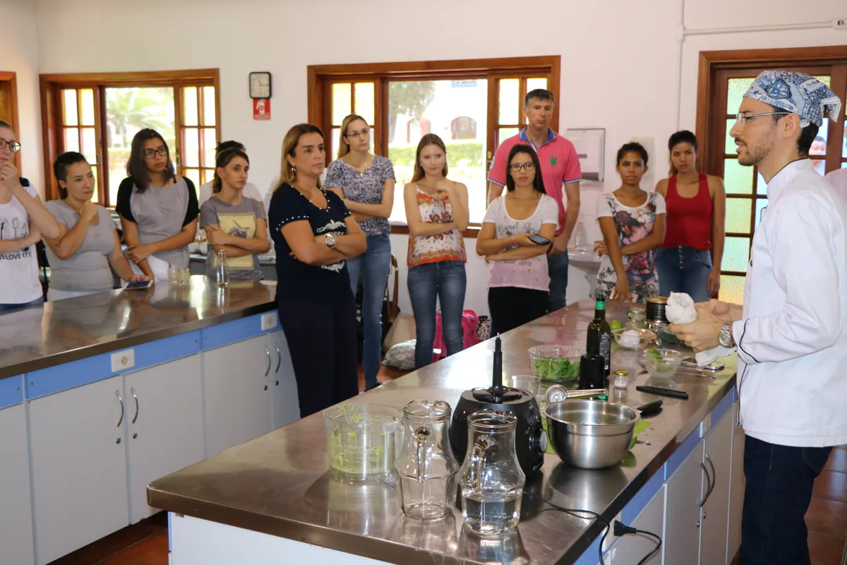 Dr. Lincoln conduzindo uma atividade de educação em saúde